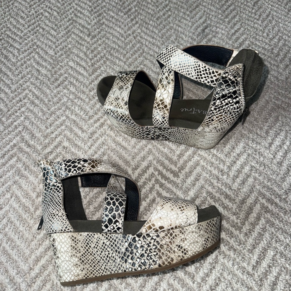 Boutique faux snake skin wedges size 6 - Picture 1 of 2